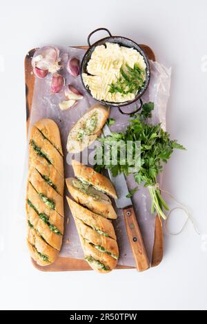 Baguette au beurre aux herbes fraîches Banque D'Images