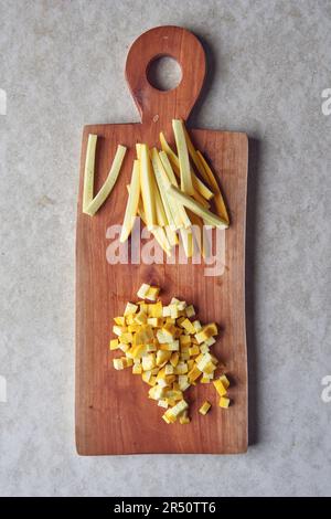 Courgettes coupées en matraques et coupées en petits cubes Banque D'Images