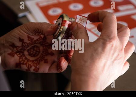 Les femmes d'une coopérative de Saffron à Taliouine, au Maroc, attachant des étiquettes à l'emballage de leur marque de Saffron Banque D'Images