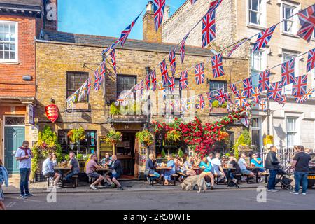 Scène animée à l'extérieur du pub Two Brewers à Windsor, Berkshire, Royaume-Uni, avec des gens dans le jardin de bière buvant et Union jack bunting décorant la rue. Banque D'Images