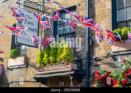 Vue rapprochée de l'enseigne du pub et des banderoles sur la façade extérieure du pub Two Brewers à Windsor, Berkshire, Royaume-Uni Banque D'Images
