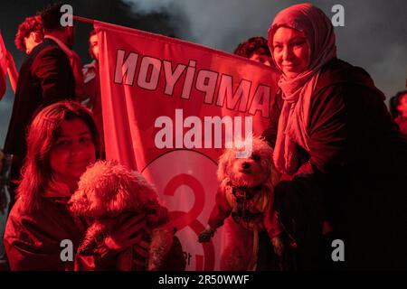 Ankara, Turquie. 31st mai 2023. Une mère et une fille ont assisté aux célébrations du championnat avec leurs chiens. Défaite de MKE Ankaragucu 4-1 loin dans la Super League de Spor Toto, Galatasaray a déclaré son championnat 2 semaines avant la fin L'équipe jaune-rouge est ainsi devenue la championne de la ligue pour 23rd fois après 3 ans. Le championnat de Galatasaray a été célébré avec enthousiasme en Turquie et dans de nombreuses régions du monde à l'occasion du 100th anniversaire de la République de Turquie. Crédit : SOPA Images Limited/Alamy Live News Banque D'Images