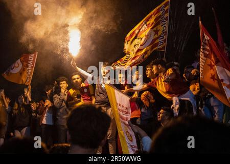 Ankara, Turquie. 31st mai 2023. Des centaines de fans ont rejoint la fête avec leurs drapeaux. Défaite de MKE Ankaragucu 4-1 loin dans la Super League de Spor Toto, Galatasaray a déclaré son championnat 2 semaines avant la fin L'équipe jaune-rouge est ainsi devenue la championne de la ligue pour 23rd fois après 3 ans. Le championnat de Galatasaray a été célébré avec enthousiasme en Turquie et dans de nombreuses régions du monde à l'occasion du 100th anniversaire de la République de Turquie. Crédit : SOPA Images Limited/Alamy Live News Banque D'Images