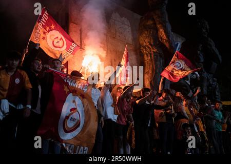 Ankara, Turquie. 31st mai 2023. Galatasaray fans lumière torches et des acclamations. Défaite de MKE Ankaragucu 4-1 loin dans la Super League de Spor Toto, Galatasaray a déclaré son championnat 2 semaines avant la fin L'équipe jaune-rouge est ainsi devenue la championne de la ligue pour 23rd fois après 3 ans. Le championnat de Galatasaray a été célébré avec enthousiasme en Turquie et dans de nombreuses régions du monde à l'occasion du 100th anniversaire de la République de Turquie. Crédit : SOPA Images Limited/Alamy Live News Banque D'Images