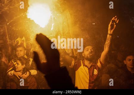 Ankara, Turquie. 31st mai 2023. Galatasaray fans lumière torches et des acclamations. Défaite de MKE Ankaragucu 4-1 loin dans la Super League de Spor Toto, Galatasaray a déclaré son championnat 2 semaines avant la fin L'équipe jaune-rouge est ainsi devenue la championne de la ligue pour 23rd fois après 3 ans. Le championnat de Galatasaray a été célébré avec enthousiasme en Turquie et dans de nombreuses régions du monde à l'occasion du 100th anniversaire de la République de Turquie. Crédit : SOPA Images Limited/Alamy Live News Banque D'Images