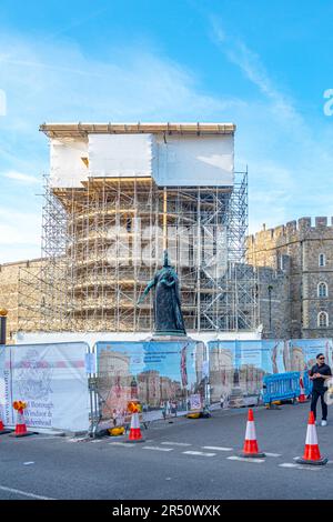 Échafaudage érigé autour d'un coin du château de Windsor dans le Berkshire, Royaume-Uni, pour permettre des travaux de réparation et d'entretien. Banque D'Images