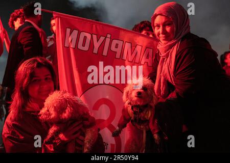 Ankara, Turquie. 31st mai 2023. Une mère et une fille ont assisté aux célébrations du championnat avec leurs chiens. Défaite de MKE Ankaragucu 4-1 loin dans la Super League de Spor Toto, Galatasaray a déclaré son championnat 2 semaines avant la fin L'équipe jaune-rouge est ainsi devenue la championne de la ligue pour 23rd fois après 3 ans. Le championnat de Galatasaray a été célébré avec enthousiasme en Turquie et dans de nombreuses régions du monde à l'occasion du 100th anniversaire de la République de Turquie. (Photo de Bilal Seckin/SOPA Images/Sipa USA) crédit: SIPA USA/Alay Live News Banque D'Images