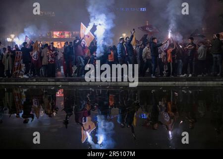 Ankara, Turquie. 31st mai 2023. Fans célébrant près de la fontaine. Défaite de MKE Ankaragucu 4-1 loin dans la Super League de Spor Toto, Galatasaray a déclaré son championnat 2 semaines avant la fin L'équipe jaune-rouge est ainsi devenue la championne de la ligue pour 23rd fois après 3 ans. Le championnat de Galatasaray a été célébré avec enthousiasme en Turquie et dans de nombreuses régions du monde à l'occasion du 100th anniversaire de la République de Turquie. (Photo de Bilal Seckin/SOPA Images/Sipa USA) crédit: SIPA USA/Alay Live News Banque D'Images