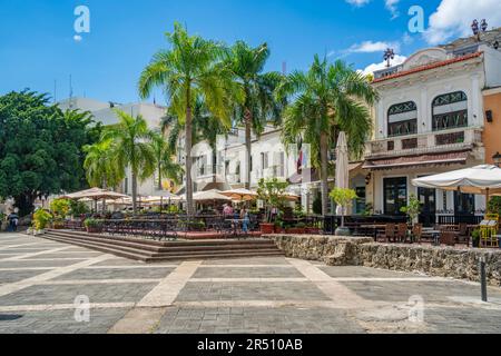 Vue de cafés et de restaurants à Plaza de la Hispanidad, Santo Domingo, République Dominicaine, Antilles, Caraïbes, Amérique centrale Banque D'Images