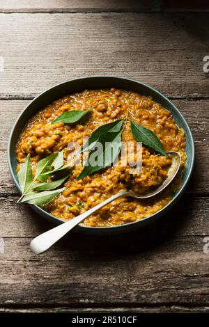 Dhal avec feuilles de curry fraîches Banque D'Images