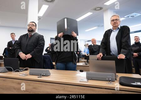 Dresde, Allemagne. 31st mai 2023. La défenderesse Lina E. (M) se tient dans la salle d'audience pendant la poursuite du procès à la Cour supérieure régionale de Dresde (OLG) et détient un dossier devant son visage. Le tribunal régional supérieur a condamné le prétendu extrémiste de gauche Lina E. à cinq ans et trois mois de prison. Selon le tribunal, elle appartenait à un groupe qui a commis des agressions sur des membres de la scène de droite. Credit: Sebastian Kahnert/dpa/Alay Live News Banque D'Images