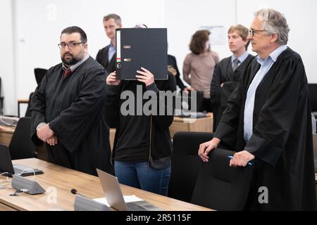 Dresde, Allemagne. 31st mai 2023. La défenderesse Lina E. (M) se tient dans la salle d'audience pendant la poursuite du procès à la Cour supérieure régionale de Dresde (OLG) et détient un dossier devant son visage. Le tribunal régional supérieur a condamné le prétendu extrémiste de gauche Lina E. à cinq ans et trois mois de prison. Selon le tribunal, elle appartenait à un groupe qui a commis des agressions sur des membres de la scène de droite. Credit: Sebastian Kahnert/dpa/Alay Live News Banque D'Images