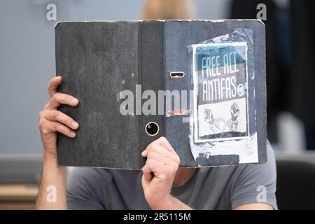 Dresde, Allemagne. 31st mai 2023. La défenderesse Lina E. se trouve dans la salle d'audience pendant la poursuite du procès devant le tribunal régional supérieur de Dresde (OLG) et détient un dossier devant son visage. Le tribunal régional supérieur a condamné le prétendu extrémiste de gauche Lina E. à cinq ans et trois mois de prison. Selon le tribunal, elle appartenait à un groupe qui a commis des agressions sur des membres de la scène de droite. Credit: Sebastian Kahnert/dpa/Alay Live News Banque D'Images