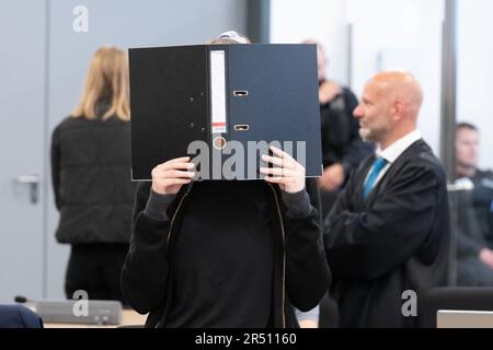 Dresde, Allemagne. 31st mai 2023. La défenderesse Lina E. se trouve dans la salle d'audience pendant la poursuite du procès devant le tribunal régional supérieur de Dresde (OLG) et détient un dossier devant son visage. Le tribunal régional supérieur a condamné le prétendu extrémiste de gauche Lina E. à cinq ans et trois mois de prison. Selon le tribunal, elle appartenait à un groupe qui a commis des agressions sur des membres de la scène de droite. Credit: Sebastian Kahnert/dpa/Alay Live News Banque D'Images