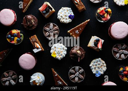 Assortiment de desserts gastronomiques japonais sur fond noir Banque D'Images