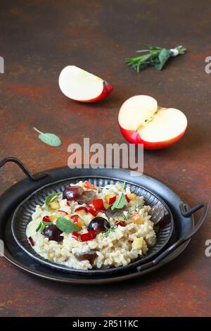Risotto aux pommes de raisin et à la stracciatella Banque D'Images