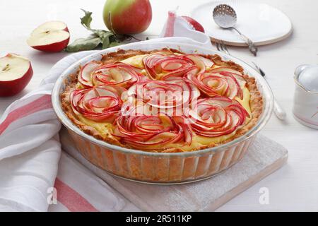 Tartelez sur une pâte à croûte courte avec des tranches de pomme disposées en fleurs Banque D'Images