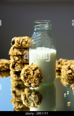 Biscuits aux flocons d'avoine et une bouteille de lait en verre Banque D'Images