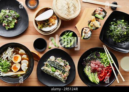 Un assortiment de plats japonais Banque D'Images