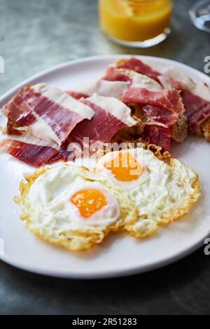 Œufs frits avec jamon Banque D'Images