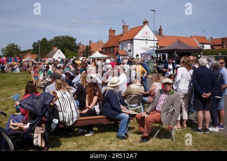 Bellow Maypole danse sur le village vert à Wollow, dans le tinghamshire Banque D'Images