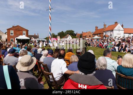 Bellow Maypole danse sur le village vert à Wollow, dans le tinghamshire Banque D'Images