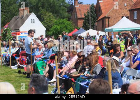 Bellow Maypole danse sur le village vert à Wollow, dans le tinghamshire Banque D'Images