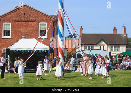 Bellow Maypole danse sur le village vert à Wollow, dans le tinghamshire Banque D'Images