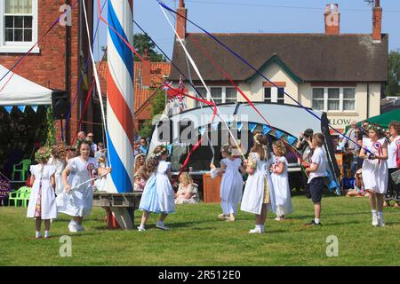 Bellow Maypole danse sur le village vert à Wollow, dans le tinghamshire Banque D'Images