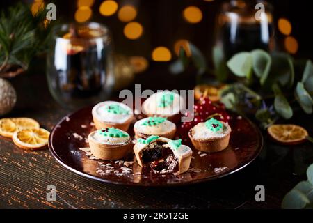 Hachez les tartes saupoudrées de sucre glace Banque D'Images