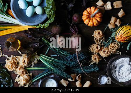 Ingrédients pour les pâtes de légumes d'automne Banque D'Images