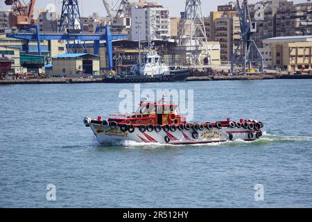 Navires et grues du canal de Suez dans la ville de PortSaid Banque D'Images