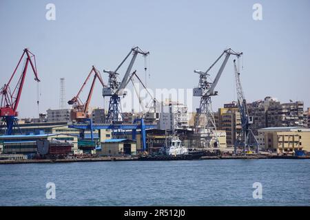 Navires et grues du canal de Suez dans la ville de PortSaid Banque D'Images