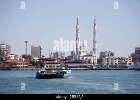 Navires et grues du canal de Suez dans la ville de PortSaid Banque D'Images