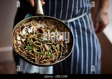 Spaghetti de calamars noirs dans une casserole Banque D'Images