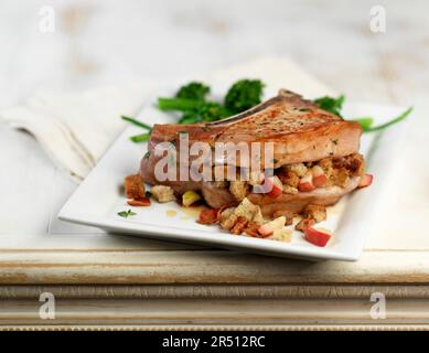 Hacher du porc farci avec du pain et des pommes Banque D'Images