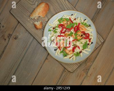 Penne aux crevettes, poivrons et roquette Banque D'Images