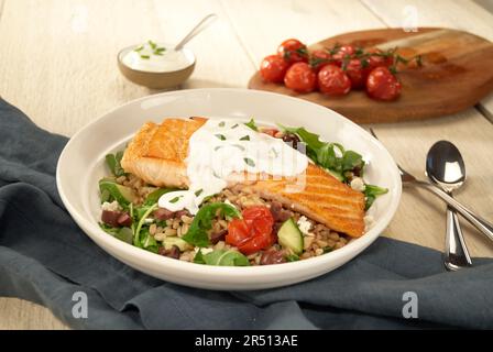 Salade d'épeautre avec saumon Banque D'Images