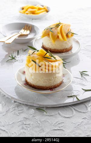 Mini-cheesecake avec tranches de mangue Banque D'Images