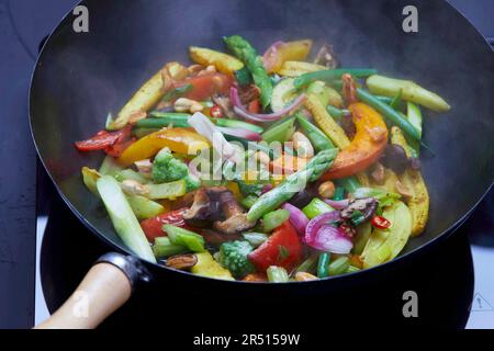 Des légumes colorés cuisant dans un wok Banque D'Images