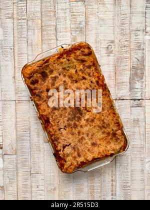 Lasagnes de patates douces végétaliennes dans un plat de cuisson Banque D'Images