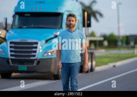 Conducteur homme près d'un camion. Homme propriétaire camion . Propriétaire sérieux d'un camion d'âge moyen. Véhicules de l'industrie du transport. Beau conducteur Banque D'Images