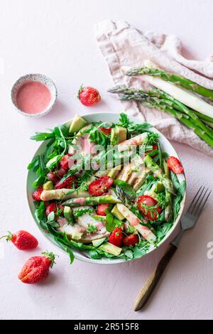 Salade de fraises aux asperges Banque D'Images