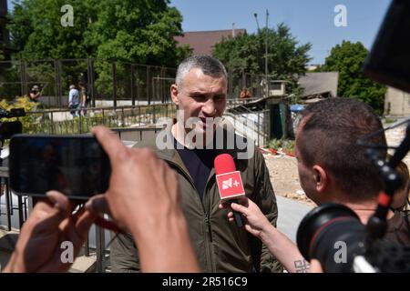 Kiev, Ukraine. 30th mai 2023. Le maire de la ville Vitaly Klitschko donne une interview à la presse après l'attaque par drone. Une personne est morte après une attaque par drone russe, la nuit dernière, à Kiev. La Russie a envahi l'Ukraine le 24 février 2022, déclenchant la plus grande attaque militaire en Europe depuis la Seconde Guerre mondiale (Photo de Maksym Polischchuk/SOPA Images/Sipa USA) crédit: SIPA USA/Alay Live News Banque D'Images