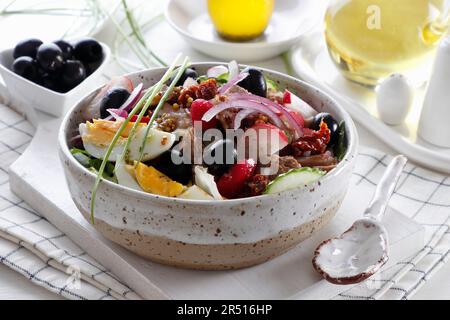 Salade avec du bœuf bouilli, des œufs et des légumes Banque D'Images