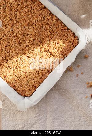 Des flapjacks dans un moule à pâtisserie Banque D'Images