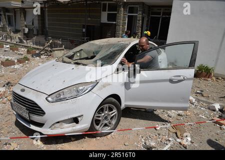 Kiev, Ukraine. 30th mai 2023. L'homme enlève la voiture du territoire où les fragments du drone sont tombés. Une personne est décédée après une attaque par drone russe la nuit dernière dans le district de Holosiyevsky à Kiev. La Russie a envahi l'Ukraine le 24 février 2022, déclenchant la plus grande attaque militaire en Europe depuis la Seconde Guerre mondiale Crédit : SOPA Images Limited/Alamy Live News Banque D'Images