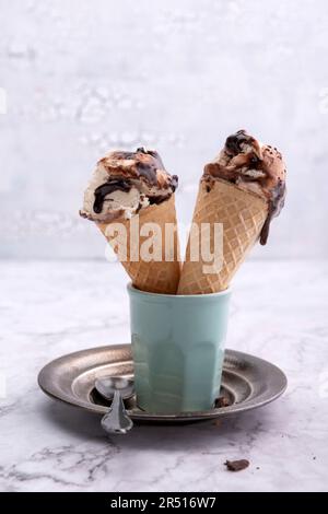 Crème glacée au chocolat à la vanille végétalienne dans des cônes de gaufrettes Banque D'Images