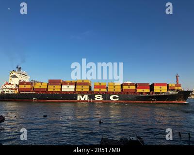 Bateau traversant le canal de Suez dans la ville de PortSaid Banque D'Images