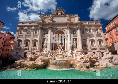 Fontaine de Trevi, Rome, Italie. Image citadine de Rome, Italie avec la célèbre fontaine de Trevi par temps ensoleillé. Banque D'Images